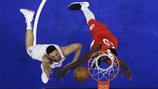 Podkošový souboj v podání Bena Simmonse (vlevo) z Philadelphie a Pascala... Podkošový souboj v podání Bena Simmonse (vlevo) z Philadelphie a Pascala...