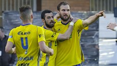 Tomáš Poznar (vpravo) ze Zlína se raduje se spoluhráči z gólu v duelu s Mladou... Tomáš Poznar (vpravo) ze Zlína se raduje se spoluhráči z gólu v duelu s Mladou...