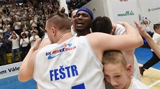Basketbalisté Děčína slaví postup do finále. Basketbalisté Děčína slaví postup do finále.