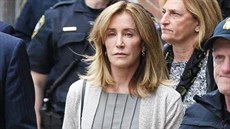 Felicity Huffmanová míří k soudu (Boston, 13. 5. 2019) Felicity Huffmanová míří k soudu (Boston, 13. 5. 2019)