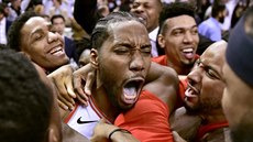 Torontští basketbalisté oslavují Kawhiho Leonarda za vítěznou střelu proti... Torontští basketbalisté oslavují Kawhiho Leonarda za vítěznou střelu proti...