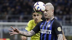 Radja Nainggolan z Interu Milán hlavičkuje v zápase s Chievem. Radja Nainggolan z Interu Milán hlavičkuje v zápase s Chievem.