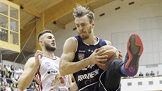 Děčínský křídelník Šimon Ježek (vpravo) doskočil před Seanem O’Brienem ze... Děčínský křídelník Šimon Ježek (vpravo) doskočil před Seanem O’Brienem ze...