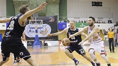 Díntí basketbalisté Jakub Krakovi (vlevo) a Luká Fetr brání Adama íe ze...