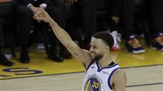 Stephen Curry z Golden State oslavuje svou trefu. Stephen Curry z Golden State oslavuje svou trefu.