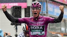 Pascal Ackermann triumfoval v páté etapě Gira. Pascal Ackermann triumfoval v páté etapě Gira.