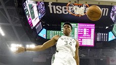 Janis Adetokunbo z Milwaukee pistává po smei proti Torontu.