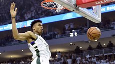 Janis Adetokunbo z Milwaukee přistává po smeči proti Torontu. Janis Adetokunbo z Milwaukee přistává po smeči proti Torontu.