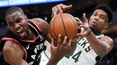 Janis Adetokunbo (vpravo) z Milwaukee a Serge Ibaka z Toronta bojují o mí.