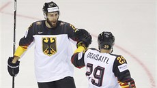 Gólová radost německých hokejistů, vpravo je Leon Draisaitl. Gólová radost německých hokejistů, vpravo je Leon Draisaitl.