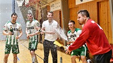 Hustopečští házenkáři slaví triumf v první lize. Hustopečští házenkáři slaví triumf v první lize.