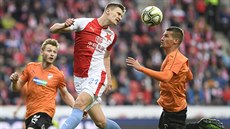 Slávistický útočník Milan Škoda hlavičkuje, kolem něj jsou plzeňští stopeři -... Slávistický útočník Milan Škoda hlavičkuje, kolem něj jsou plzeňští stopeři -...