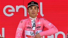 Italský cyklista Valerio Conti se po 6. etap Gira obléká do rového trikotu...