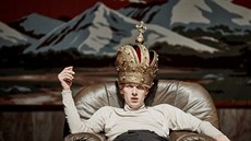 Záběr z inscenace Vladař v pražském Divadle Komedie Záběr z inscenace Vladař v pražském Divadle Komedie
