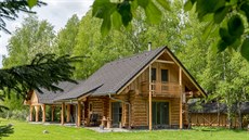 Srub v šumavské krajině nedoznal během uplynulých let výraznějších změn. Srub v šumavské krajině nedoznal během uplynulých let výraznějších změn.