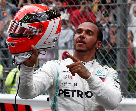 Lewis Hamilton oslavuje triumf ve Velké cen Monaka. Gestem ukazuje, e...