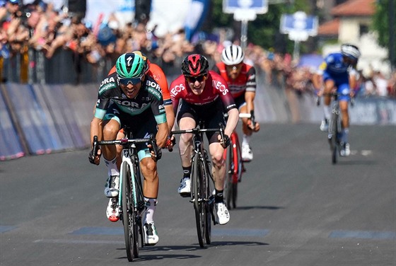 Dvanáctou etapu cyklistického závodu Giro d'Italia ovládla jezdec týmu...