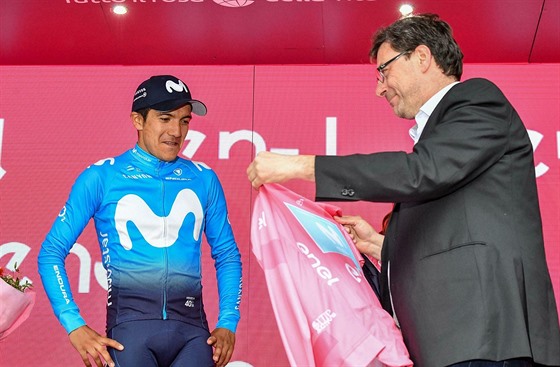 Richard Carapaz z Movistaru pebírá po 14. etap italského Gira rový dres.