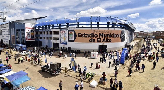 Mstský stadion v El Alto v Bolívii leí v nadmoské výce 3900 metr. Pi...