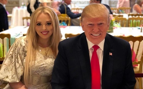 Tiffany Trumpová se svým otcem Donaldem Trumpem (22. 4. 2019)