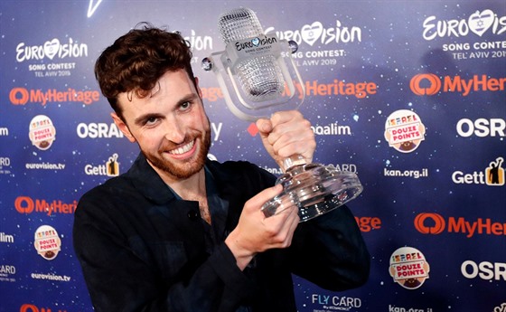 Nizozemský zpvák Duncan Laurence s trofejí za své vítzství v Eurovizi 2019