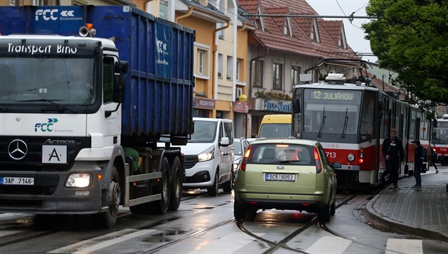 V brnnských zácpách nabírají vozy hromadné dopravy zpodní v ádu desítek...