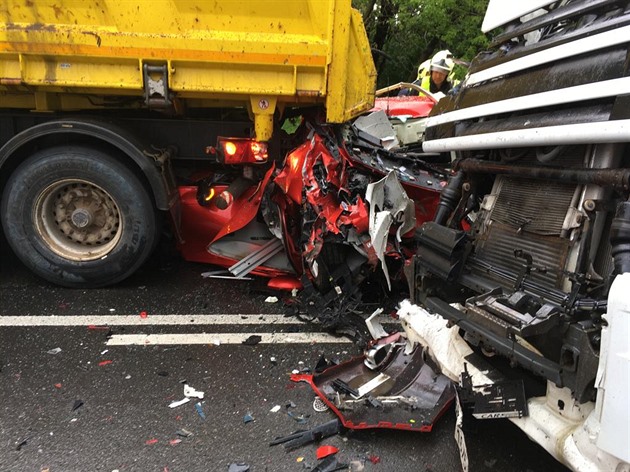 Kamion serotoval malé osobní auto, osádka vozu peila jako zázrakem.