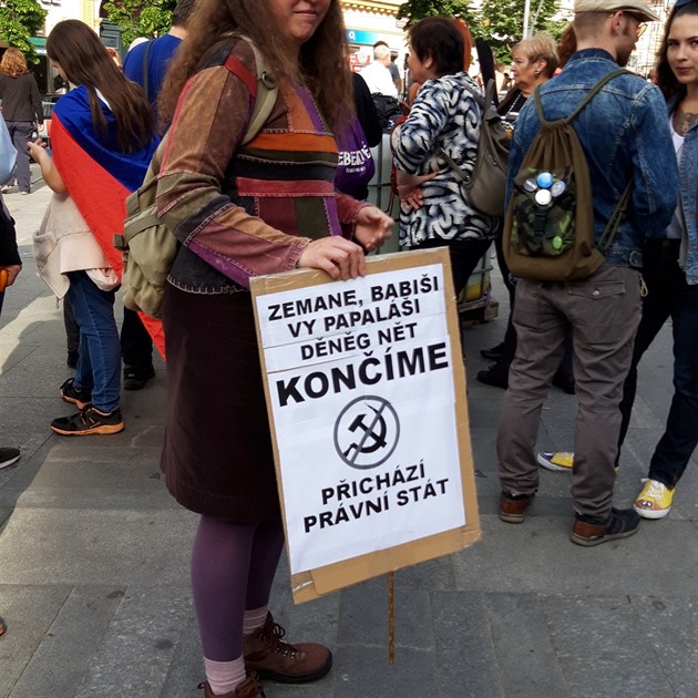 Dnes v 18:30 na Václavském náměstí proběhne demonstrace proti vládní politice. Účastníci se s transparenty již na místě konání akce schází.