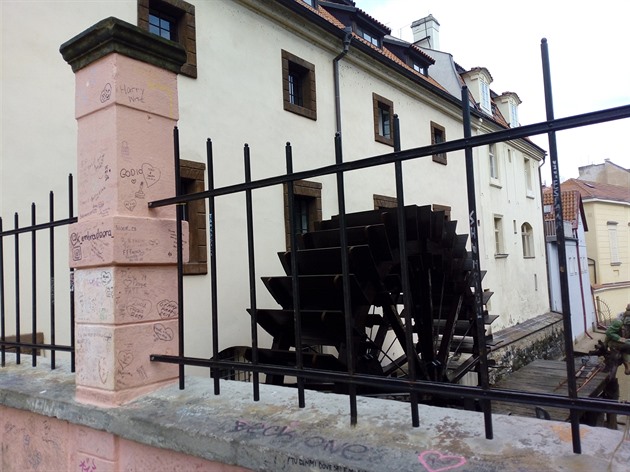 Konečně odstranili z mříží na mostku nad Čertovkou na Malé Straně desítky „zámečků zamilovaných“. Tento neblahý zvyk k nám doputoval z Paříže a zámečky znečišťují starou Prahu. Nyní je konečně opět vidět mlýnské kolo Velkopřevorského mlýna. Jsem zvědav ja