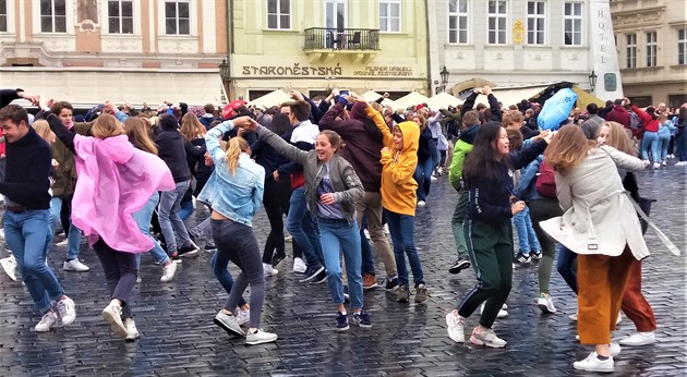 Taneční vystoupení desítek lidí v deštivém počasí na Staroměstském náměstí ocenili přítomní diváci potleskem.