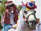 S r v stech na dkaz mlenlivosti a v enskm kroji se leton krl,...