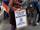 Dnes v 18:30 na Václavském náměstí proběhne demonstrace proti vládní politice. Účastníci se s transparenty již na místě konání akce schází. Dnes v 18:30 na Václavském náměstí proběhne demonstrace proti vládní politice. Účastníci se s transparenty již na místě konání akce schází.