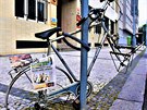 Výlet skončil dříve, než začal. Plánovaná cyklistická vyjížďka na hrad Karlštejn vzala brzy za své. Než jsem se vrátil z pošty, z kola nezbylo téměř nic. Metro tedy zůstalo v Praze. Výlet skončil dříve, než začal. Plánovaná cyklistická vyjížďka na hrad Karlštejn vzala brzy za své. Než jsem se vrátil z pošty, z kola nezbylo téměř nic. Metro tedy zůstalo v Praze.