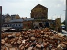 Ne, nejsme ve válečné zóně, ale na Smíchově. Ruina bývalé restaurace Plzeňka - Nádražní ulice 35/64, u stejnojmenné zastávky tramvají na Smíchově. Majitel nechal objekt zchátrat a pak částečně zbořit, demolici nedokončil, nikde nevisí ani stavební povolen Ne, nejsme ve válečné zóně, ale na Smíchově. Ruina bývalé restaurace Plzeňka - Nádražní ulice 35/64, u stejnojmenné zastávky tramvají na Smíchově. Majitel nechal objekt zchátrat a pak částečně zbořit, demolici nedokončil, nikde nevisí ani stavební povolen