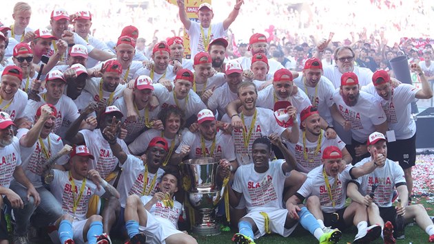 MISTŘI SLAVÍ. Fotbalisté Slavie měli titul jistý už před týdnem, ta pravá... MISTŘI SLAVÍ. Fotbalisté Slavie měli titul jistý už před týdnem, ta pravá...