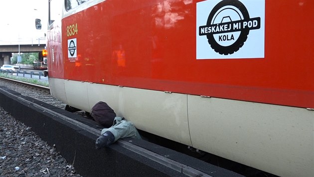 Figurína zaklíněná mezi tramvají a protihlukovou clonou Figurína zaklíněná mezi tramvají a protihlukovou clonou