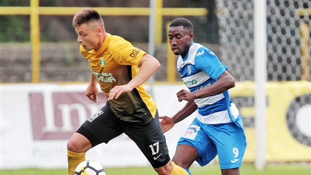 Jakub Dvořák ze Sokolova (vlevo) a Youba Dramé z Ústí nad Labem v souboji o míč. Jakub Dvořák ze Sokolova (vlevo) a Youba Dramé z Ústí nad Labem v souboji o míč.