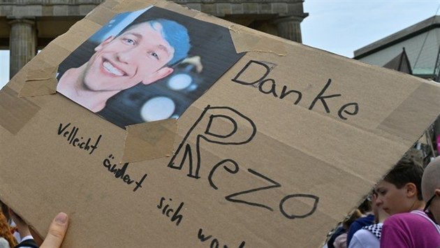 Účastníci demonsrace za klima děkují německému youtuberovi Rezovi za podporu Účastníci demonsrace za klima děkují německému youtuberovi Rezovi za podporu