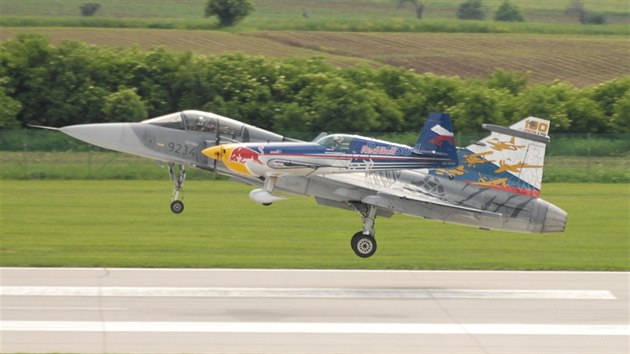 Martin Šonka v akrobatickém speciálu a Ivo Kardoš v nadzvukovém gripenu v... Martin Šonka v akrobatickém speciálu a Ivo Kardoš v nadzvukovém gripenu v...