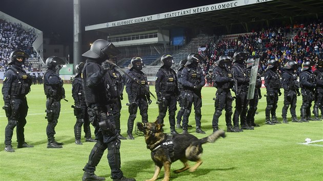 Policejní těžkooděnci na trávníku olomouckého stadionu po finále fotbalového... Policejní těžkooděnci na trávníku olomouckého stadionu po finále fotbalového...
