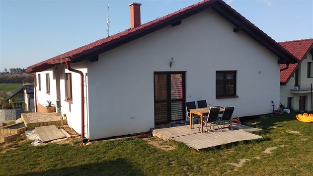 Čtyřčlenná rodina si za Prahou postavila nedávno dům. Čtyřčlenná rodina si za Prahou postavila nedávno dům.