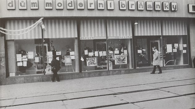 Oblečení se v osmdesátých letech v Brně nakupovalo v Luxusu a v Domě moderní... Oblečení se v osmdesátých letech v Brně nakupovalo v Luxusu a v Domě moderní...