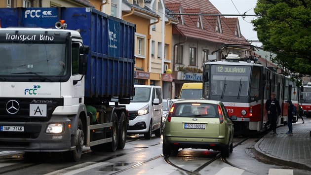V brněnských zácpách nabírají vozy hromadné dopravy zpoždění v řádu desítek... V brněnských zácpách nabírají vozy hromadné dopravy zpoždění v řádu desítek...