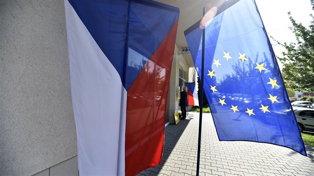 Vlajka ČR a EU před volební místností v kulečníkovém klubu ve Zlíně, kde 25.... Vlajka ČR a EU před volební místností v kulečníkovém klubu ve Zlíně, kde 25....