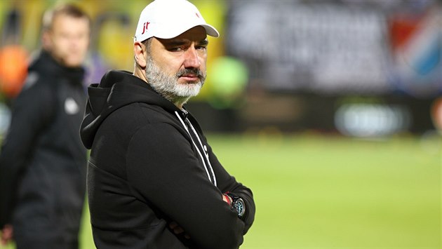 Slávistický trenér Jindřich Trpišovský během finále poháru v Olomouci proti... Slávistický trenér Jindřich Trpišovský během finále poháru v Olomouci proti...