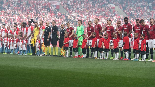 Derby Slavia - Sparta, nástup fotbalistů. Derby Slavia - Sparta, nástup fotbalistů.