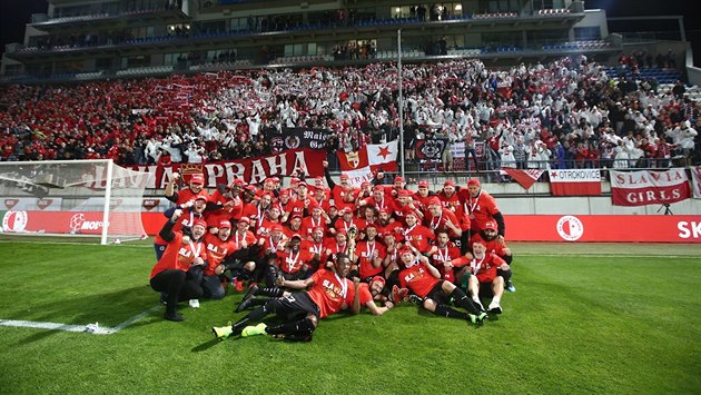 Fotbalisté Slavie slaví zisk poháru. Ve finále porazili Baník 2:0. Fotbalisté Slavie slaví zisk poháru. Ve finále porazili Baník 2:0.