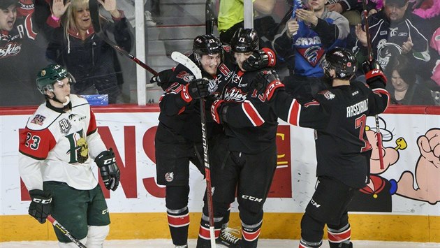 Jakub Lauko (druhý zprava) se raduje se spolugráči z Rouyn-Noranda Huskies z... Jakub Lauko (druhý zprava) se raduje se spolugráči z Rouyn-Noranda Huskies z...