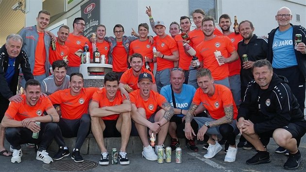 Chrudimští fotbalisté oslavují, udrželi se ve druhé lize. Chrudimští fotbalisté oslavují, udrželi se ve druhé lize.