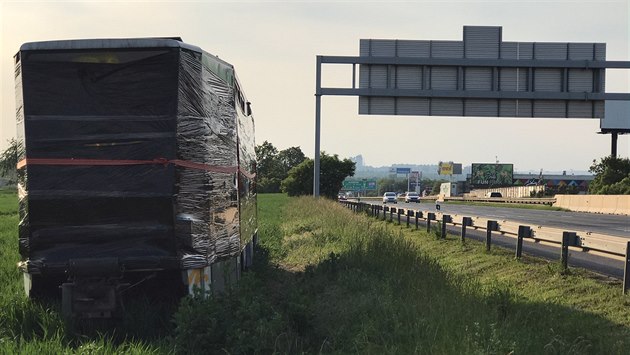 Posprejovaná tramvaj odstavená u dálnice D1 u Čestlic obalená igelitem. (24.... Posprejovaná tramvaj odstavená u dálnice D1 u Čestlic obalená igelitem. (24....